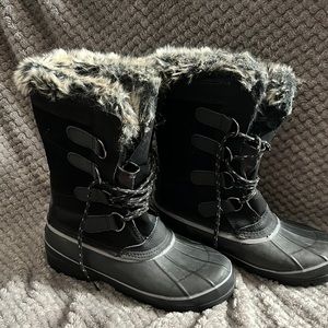 Khombu Boots size 8M